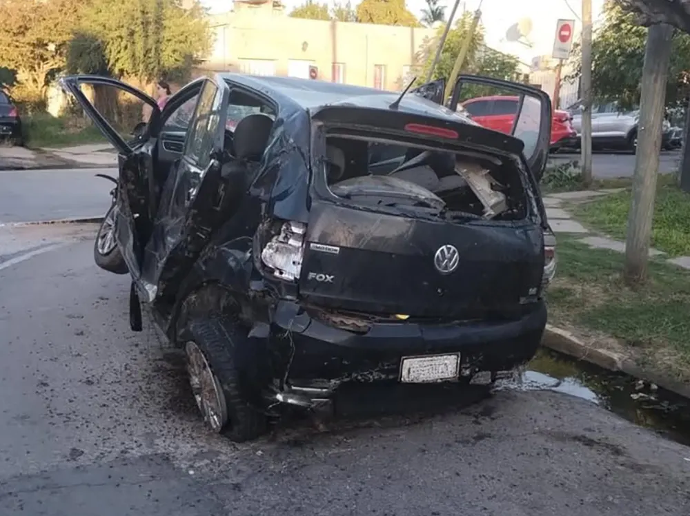 el vehículo descarrilado en el puente alba
