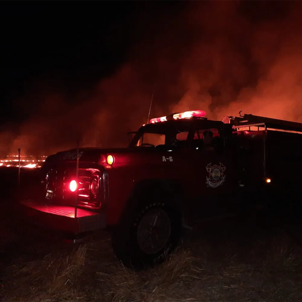 una dotación de bomberos en el lugar del siniestro