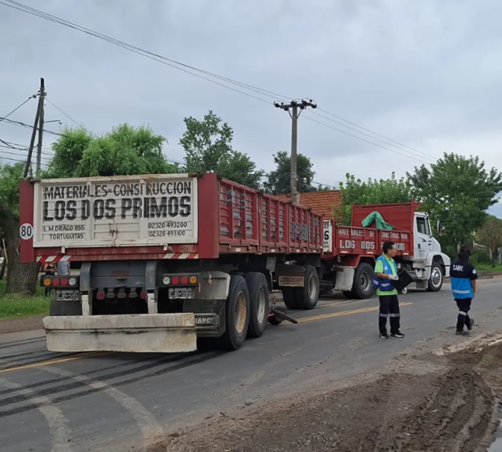 el camión detenido sobre la ruta con la bicicleta debajo