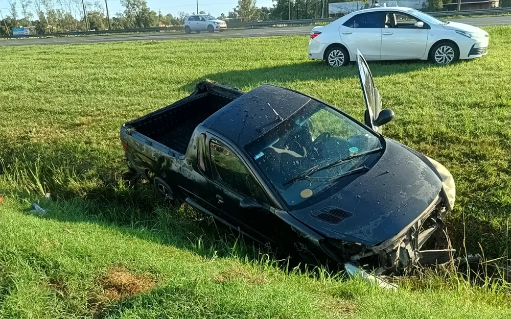 Una camioneta descarriló en la Panamericana y cayó a un zanjón