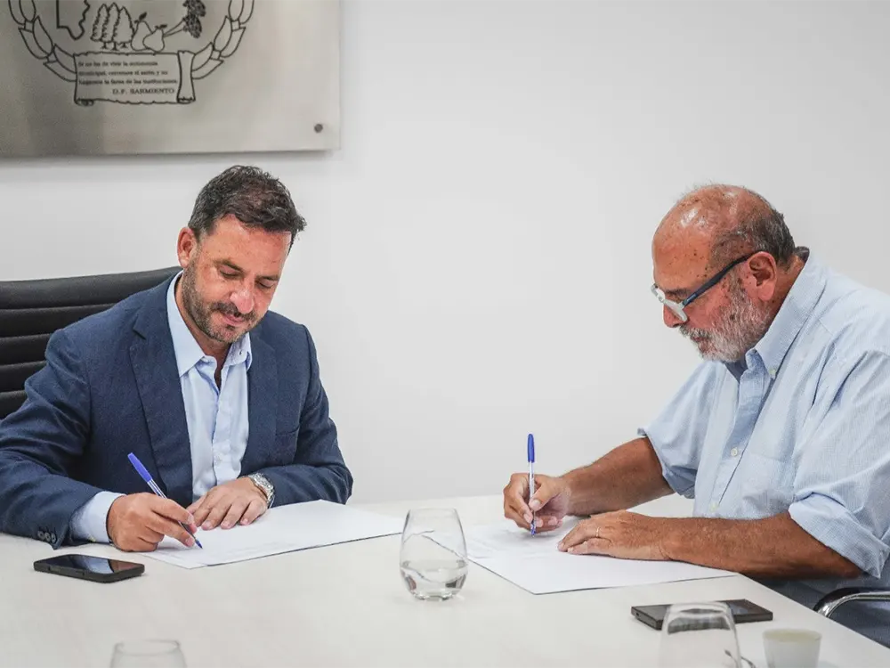 ariel sujarchuk firmando el convenio