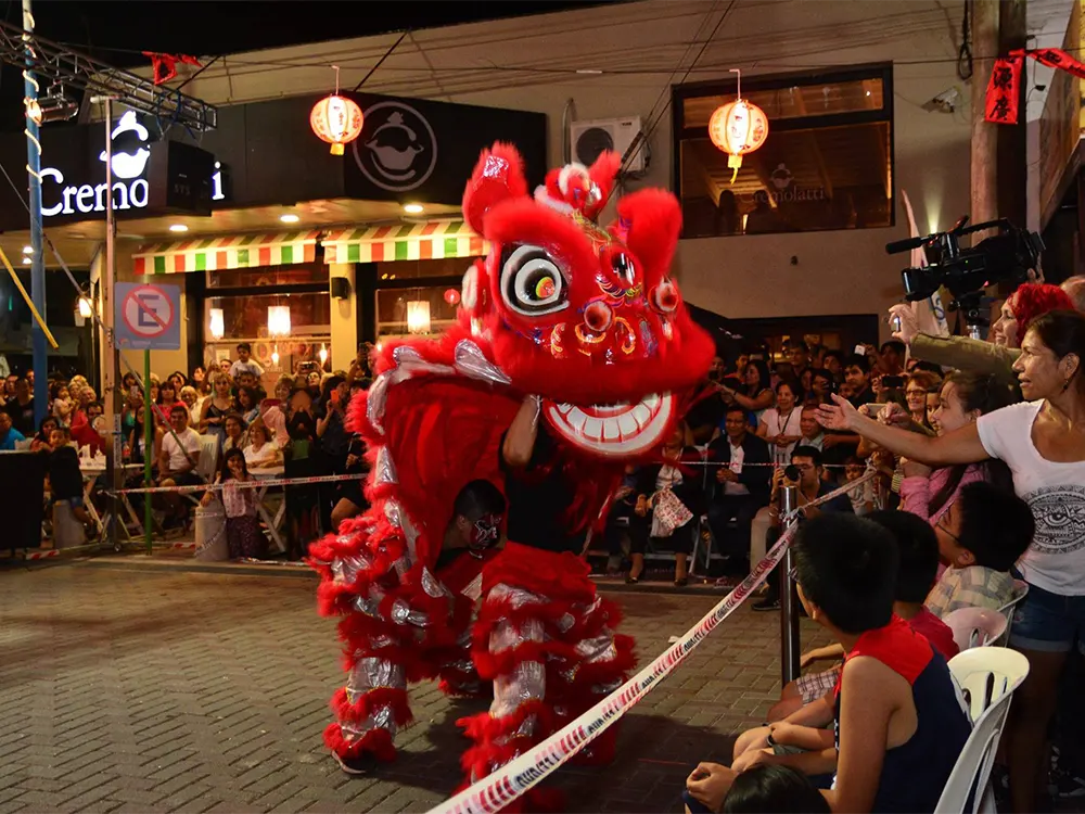 la tradicional danza del león que se realiza durante el año nuevo chino