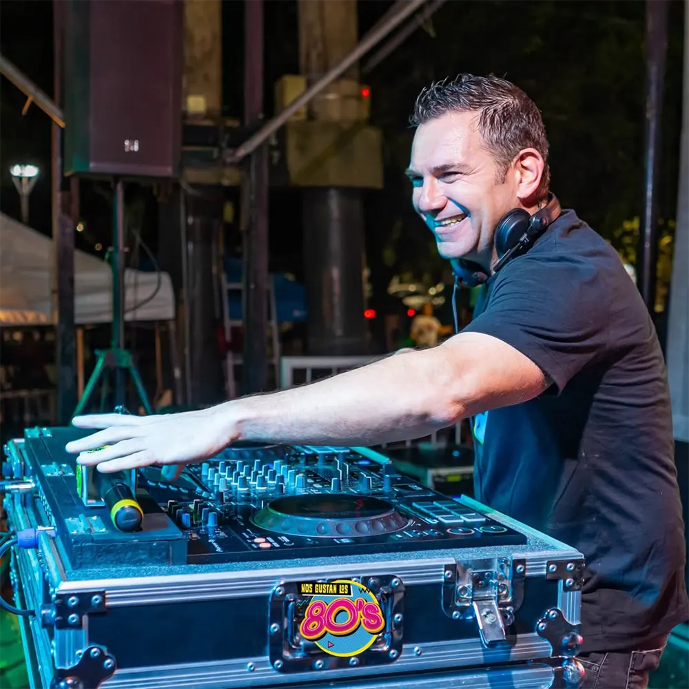 El DJ Javier Marx pasando música en la Peatonal Ochentosa