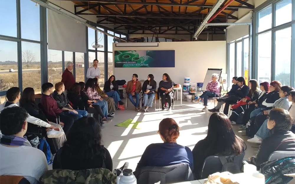 fundación empujar Jóvenes escobarenses participando del programa "Tu empleo"