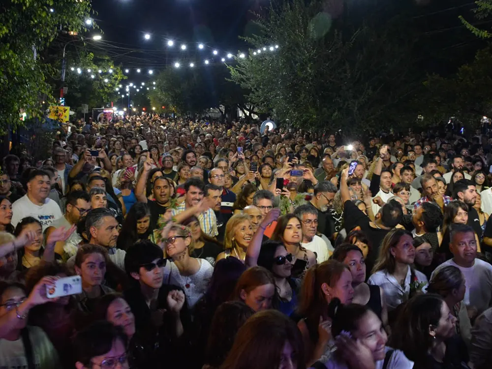 Mucha gente disfrutando de la musica en la Peatonal Ochentosa