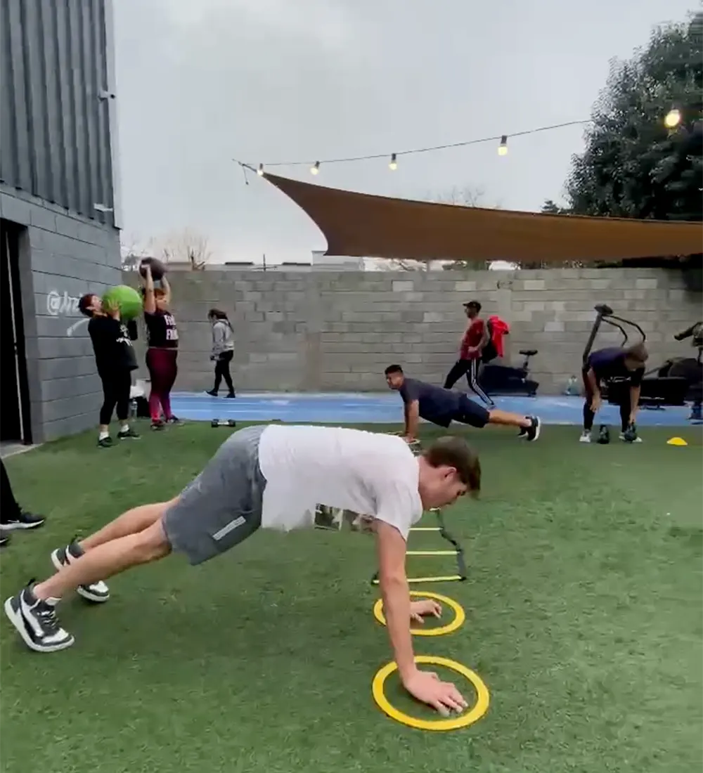 gente entrenando en AFRIKGYM