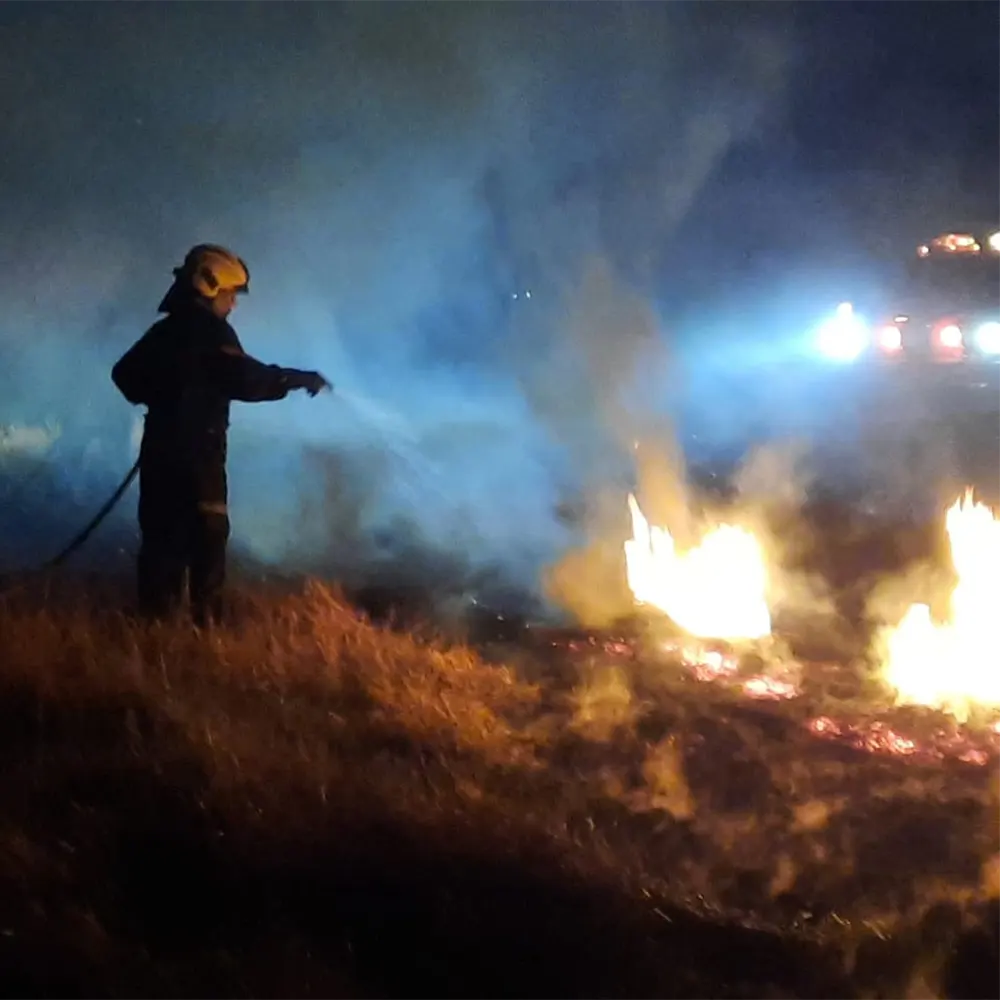 bomberos sofocando el incendio