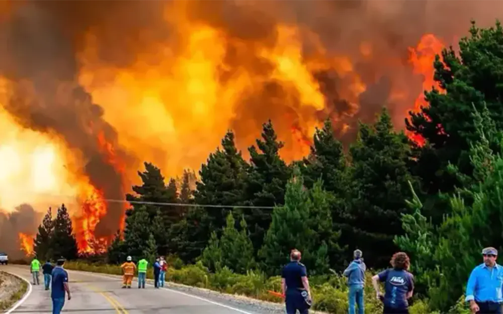 Bomberos de Garín combaten los incendios forestales en El Bolsón
