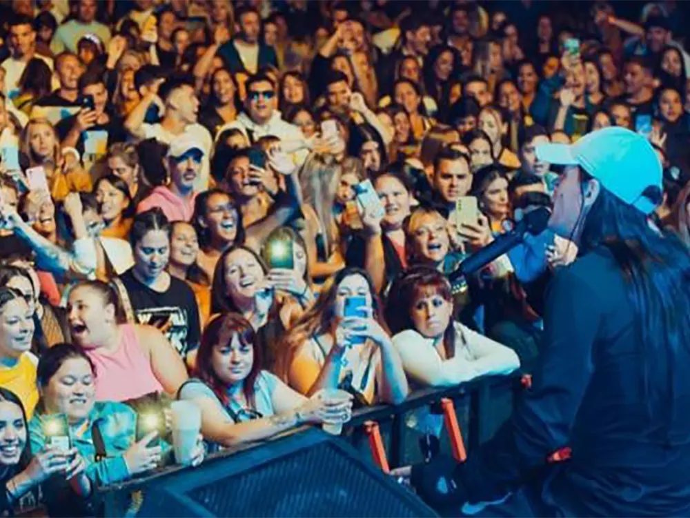 Hernán Coronel, cantante de Malafama frente a su público