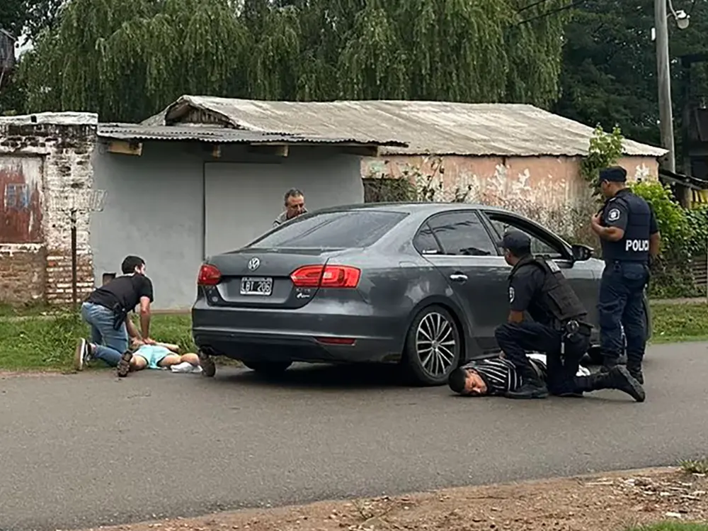 dos miembros de la banda detenidos por la policía en plena vía pública