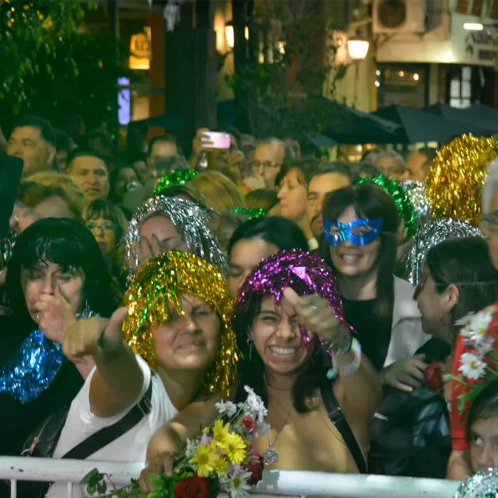 gente en la peatonal ochentosa