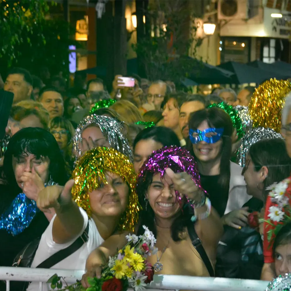 gente en la peatonal ochentosa