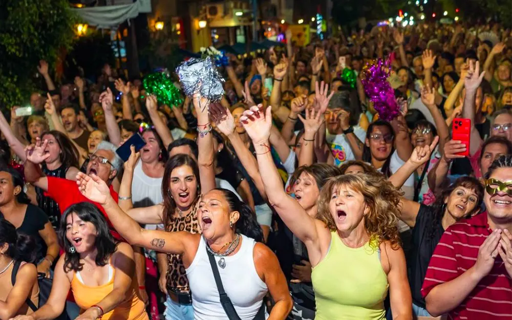 La mística retro regresa a Escobar con una nueva Peatonal Ochentosa