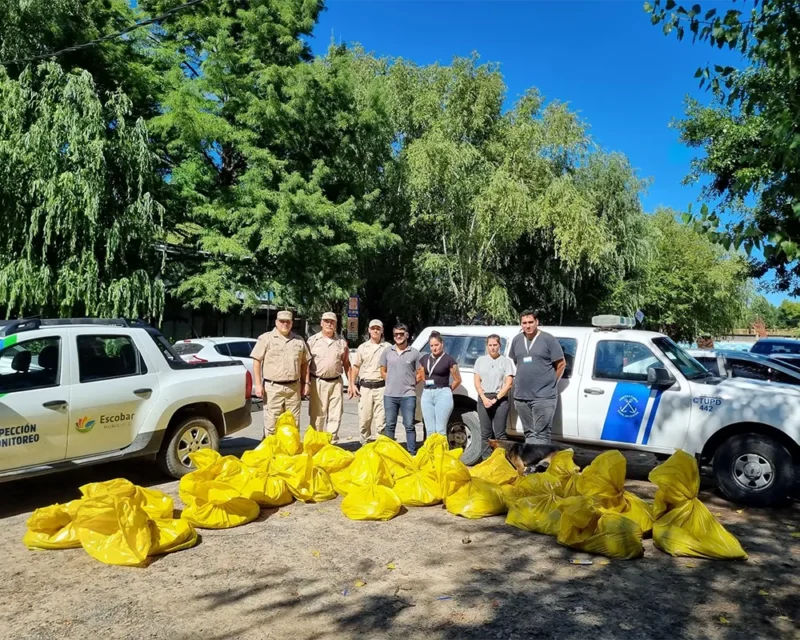 el pescado descomisado, guardado en grandes bolsas amarillas