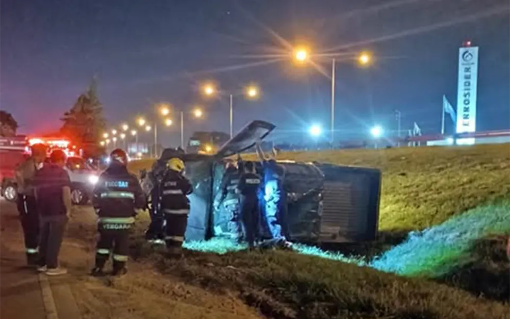 Una pick up volcó en el kilómetro 51 y cayó a la banquina: dos heridos