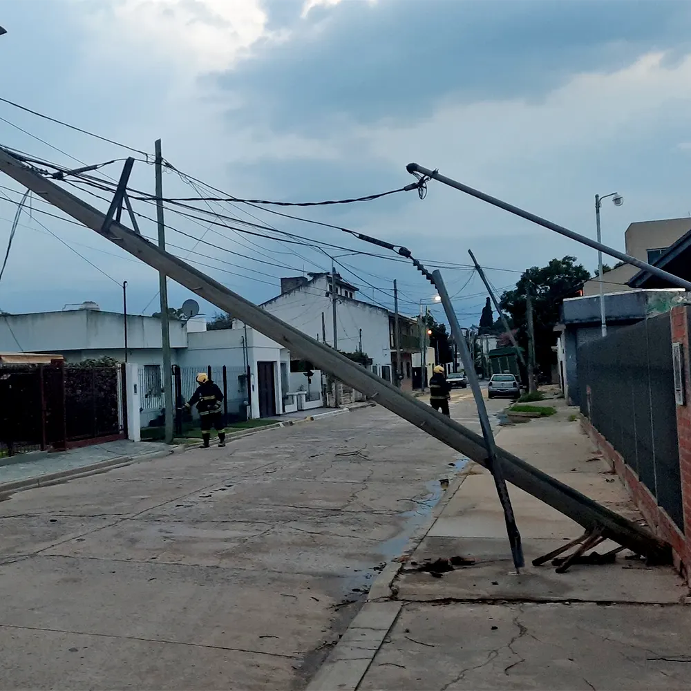 postes caídos por el temporal en Matheu