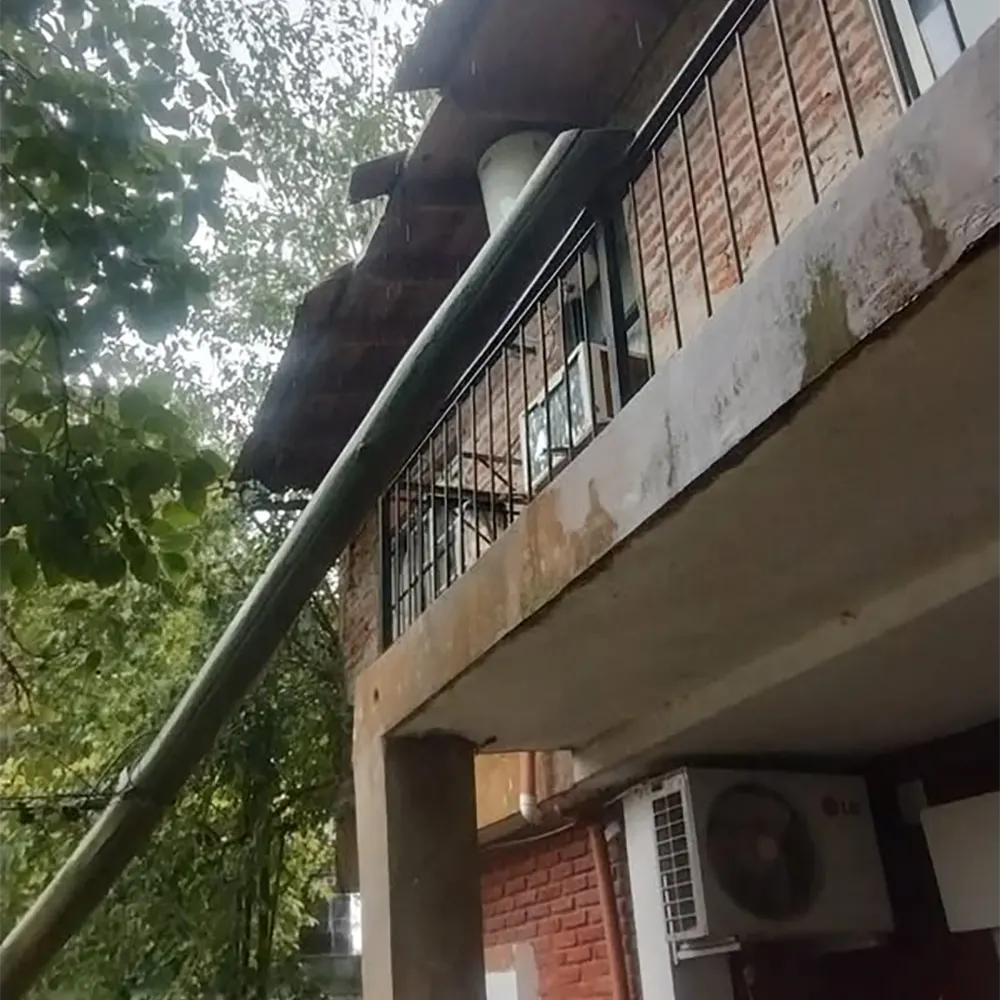 un poste caído sobre un balcón