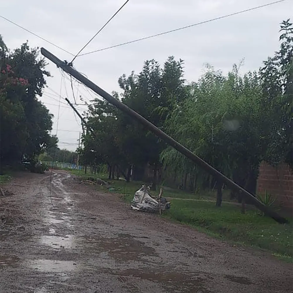 postes caídos a causa del temporal