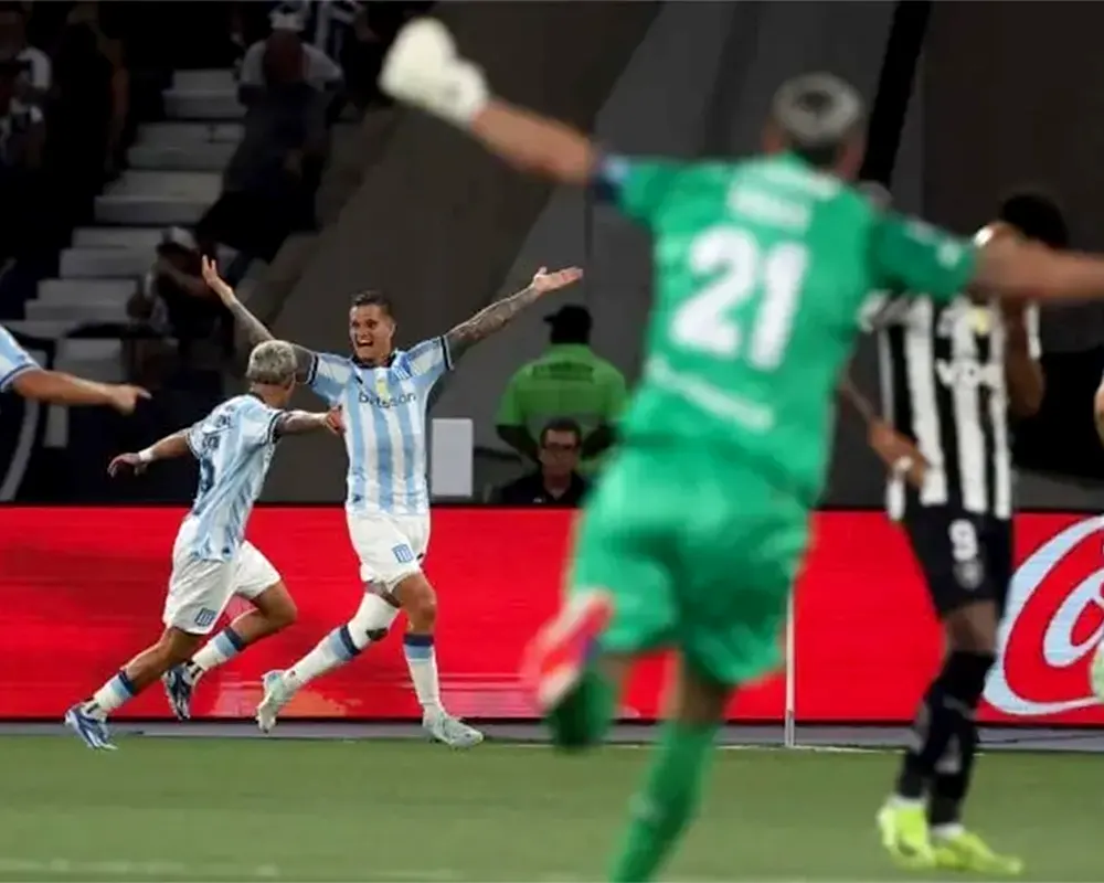 jugadores de Racing festejan el segundo gol en Brasil