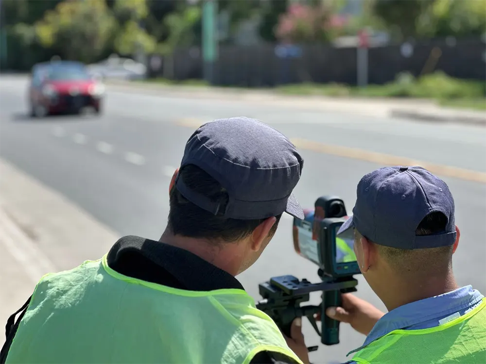 agentes de transito testeando los radares de velocidad