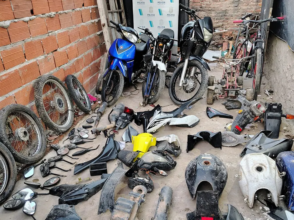 tres motocicletas y numerosas autopartes