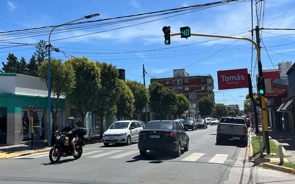 Comenzó a funcionar un nuevo semáforo en la avenida 25 de Mayo