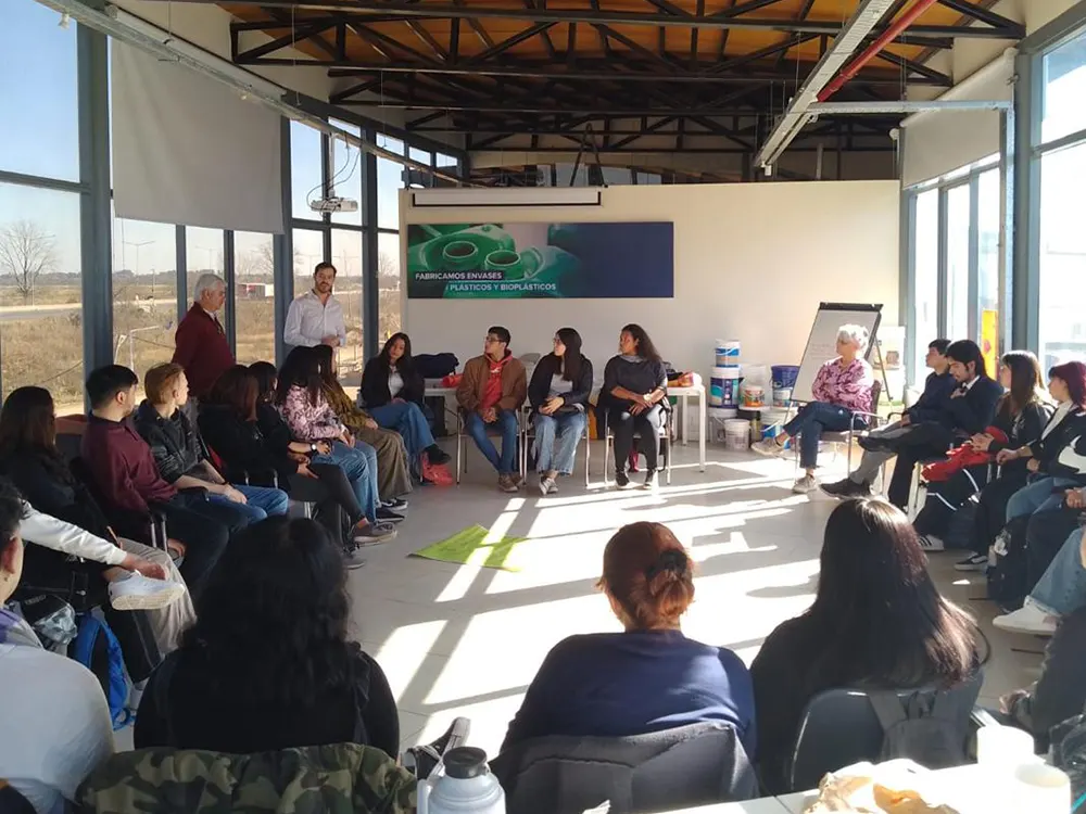 Jóvenes participando del programa Tu Empleo