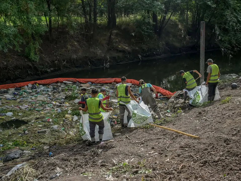 voluntarios removiendo la basura
