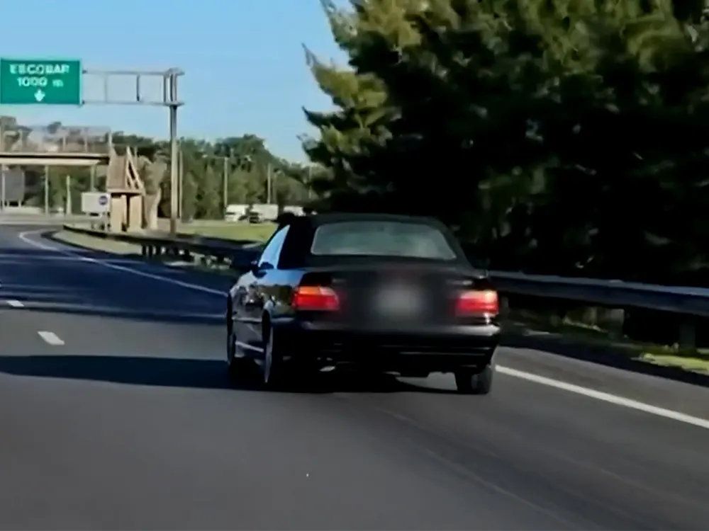 el auto que conducía el menor por el carril lento de la autovía