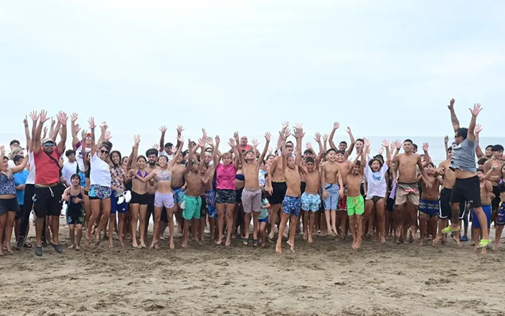 chicos en la playa chicos saltan en la playa de Villa Gessell