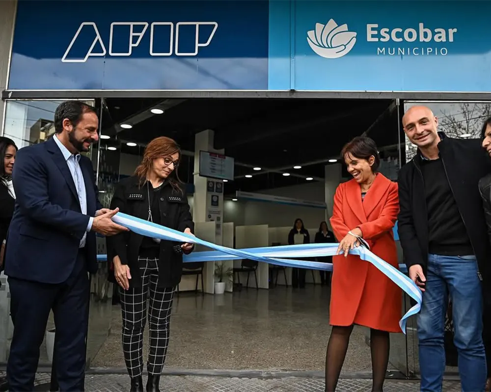 Autoridades realizando el corte de cintas de la oficina de AFIP en Escobar, en 2022