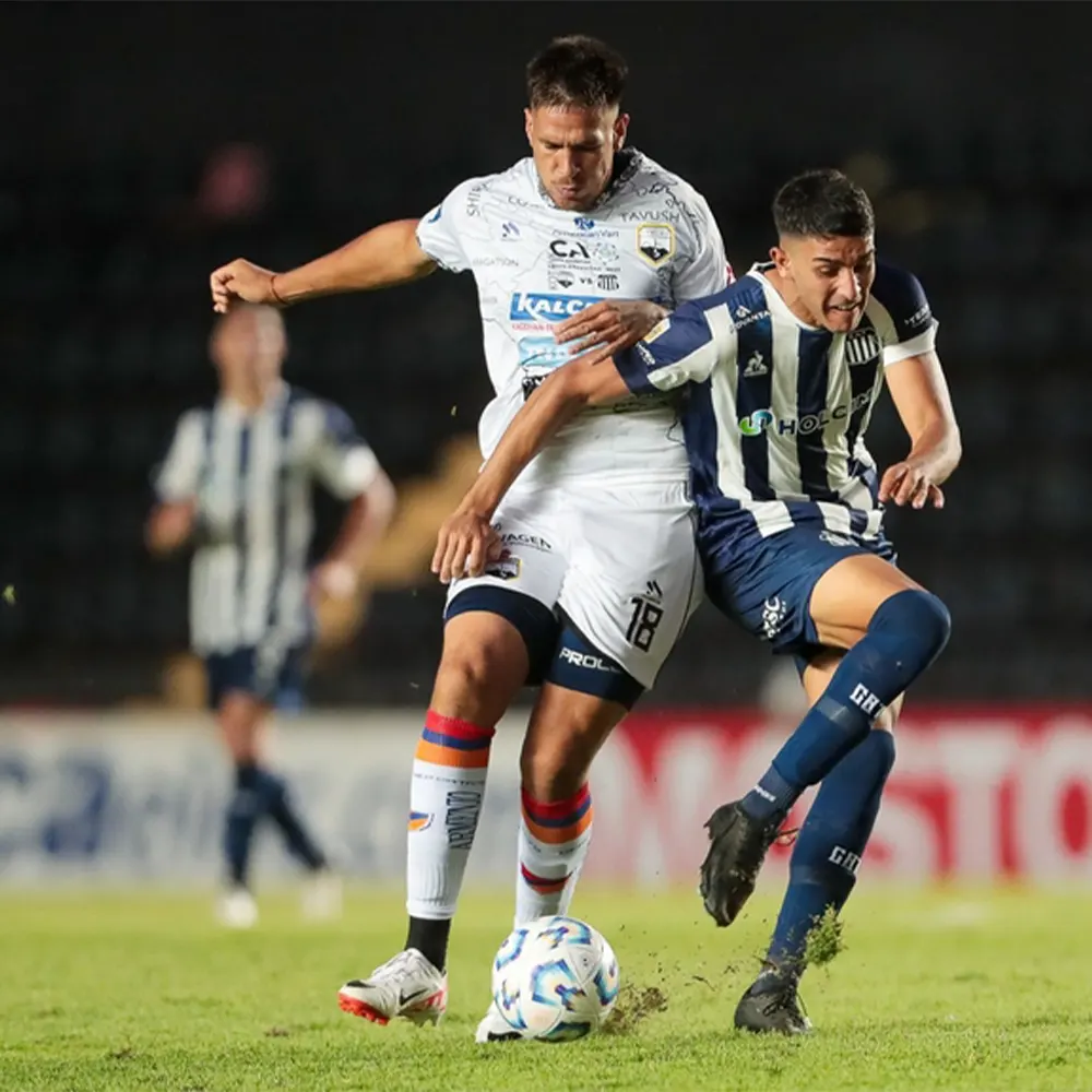 Jugadores de Armenio y Talleres se disputan la pelota