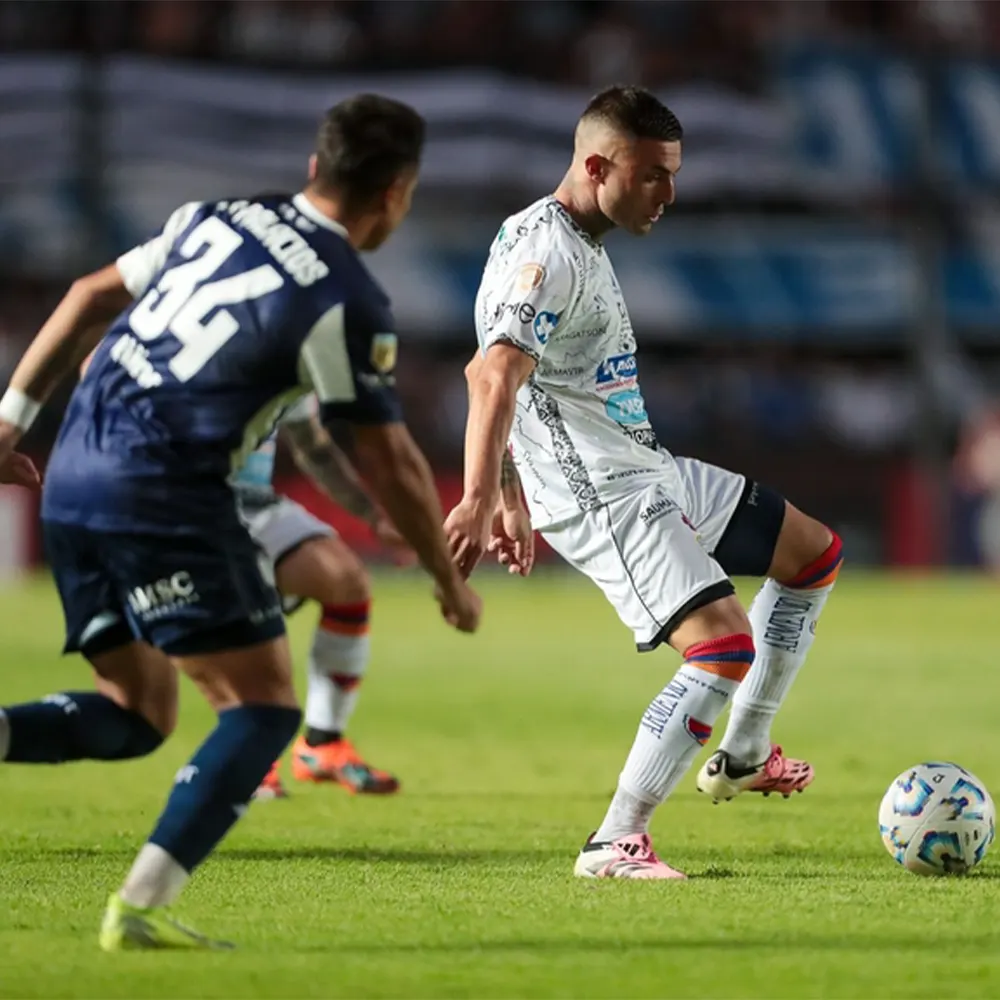 Jugador del Club Deportivo Armenio disputandose una Jugada