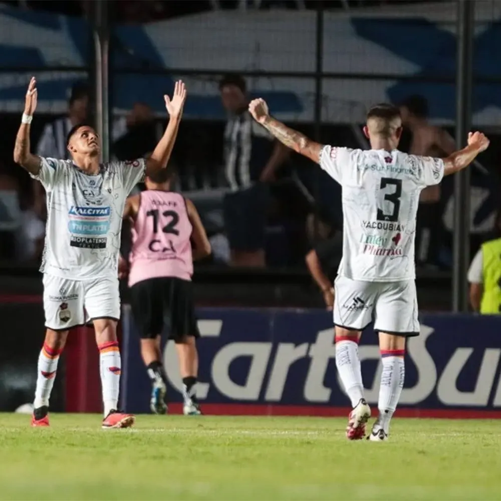 Festejo entre dos Jugadores del Club Deportivo Armenio