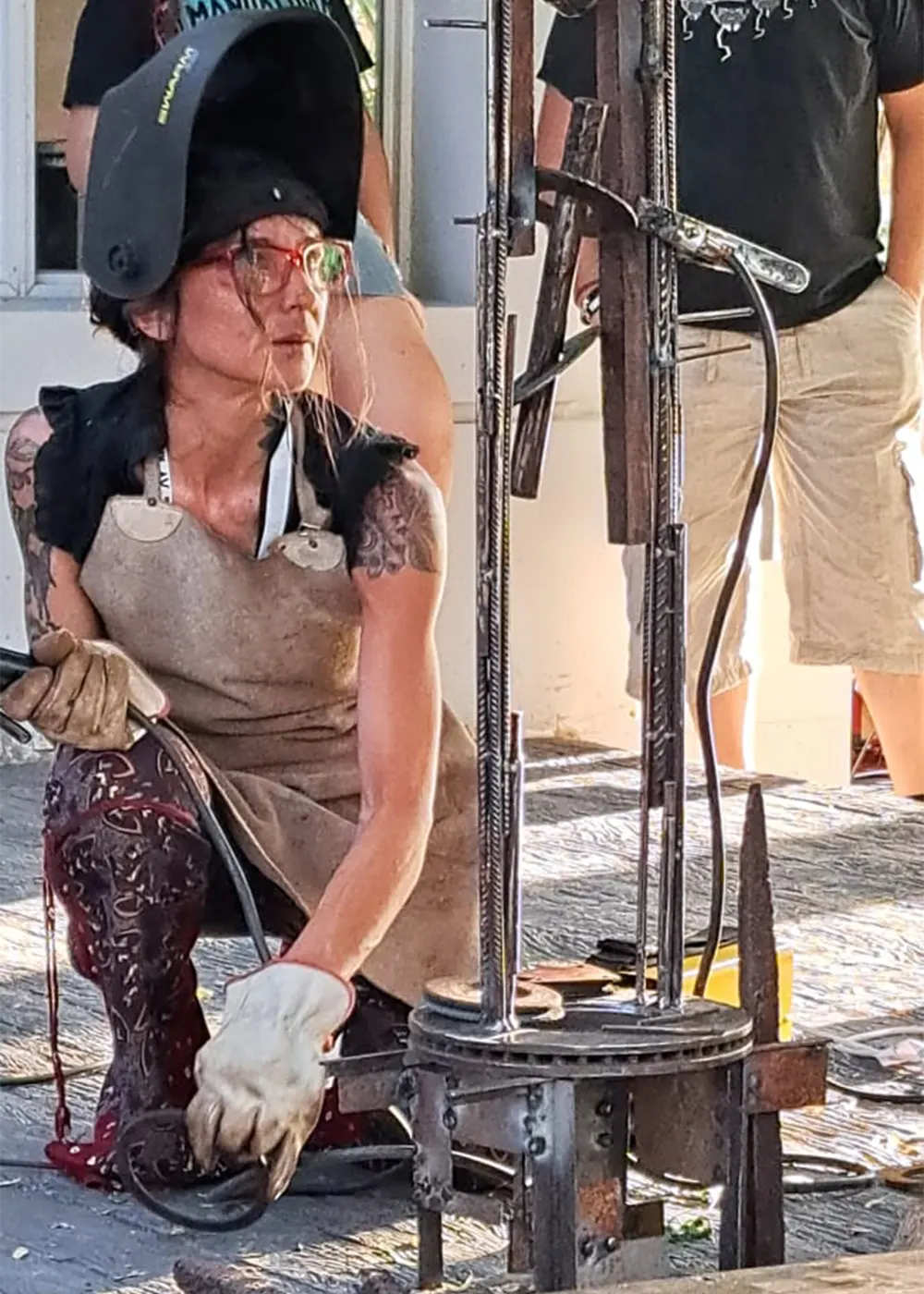 La escultora trabaja una instalación con soldadora