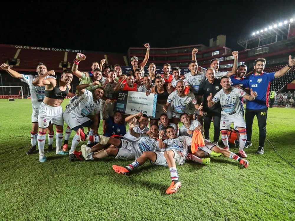 El plantel de Armenio festeja la clasificación a la próxima fase de la Copa Argentina