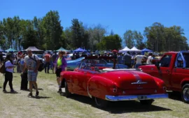 Exposición de autos clásicos en Locos por los Fierros