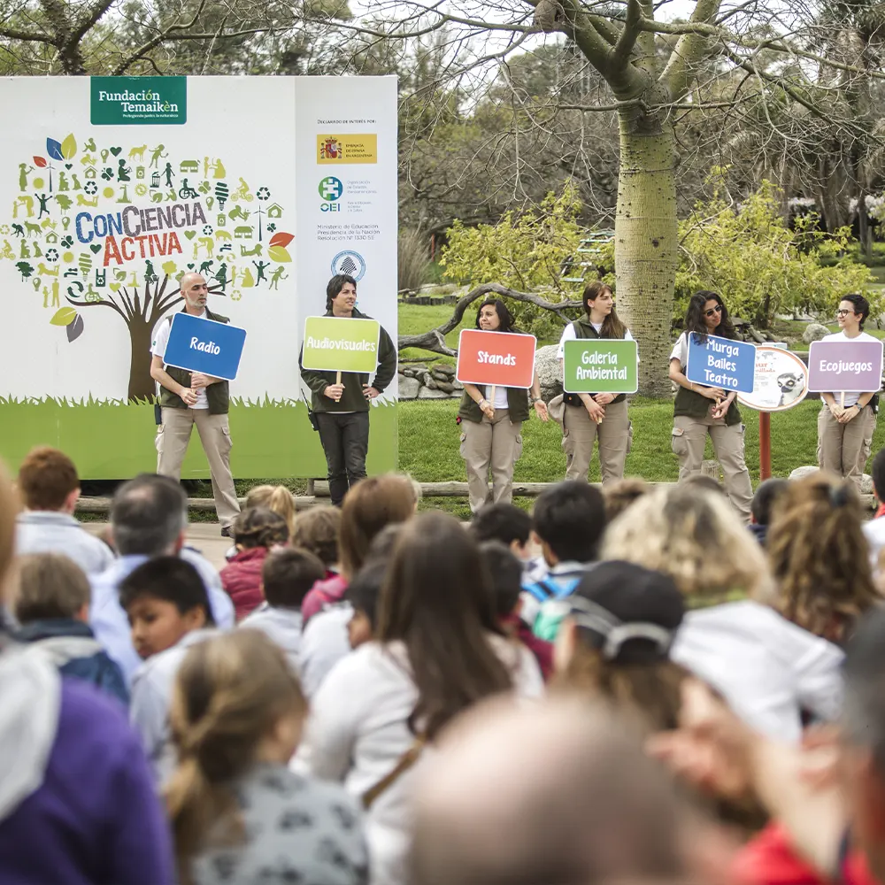 Trabajadores de la Fundación Temaikèn en una charla para niños de la escuela primaria.
