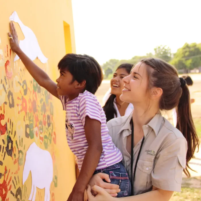 Trabajadores de Temaikèn alzando una niña.