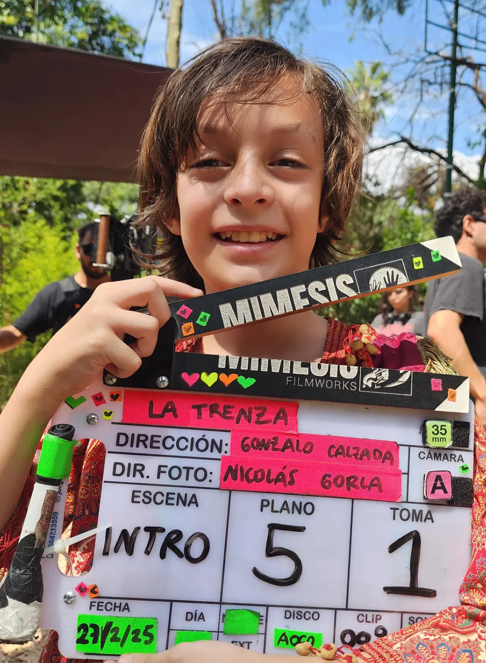 Federico Tassara, el joven actor escobarense, con una claqueta en la mano
