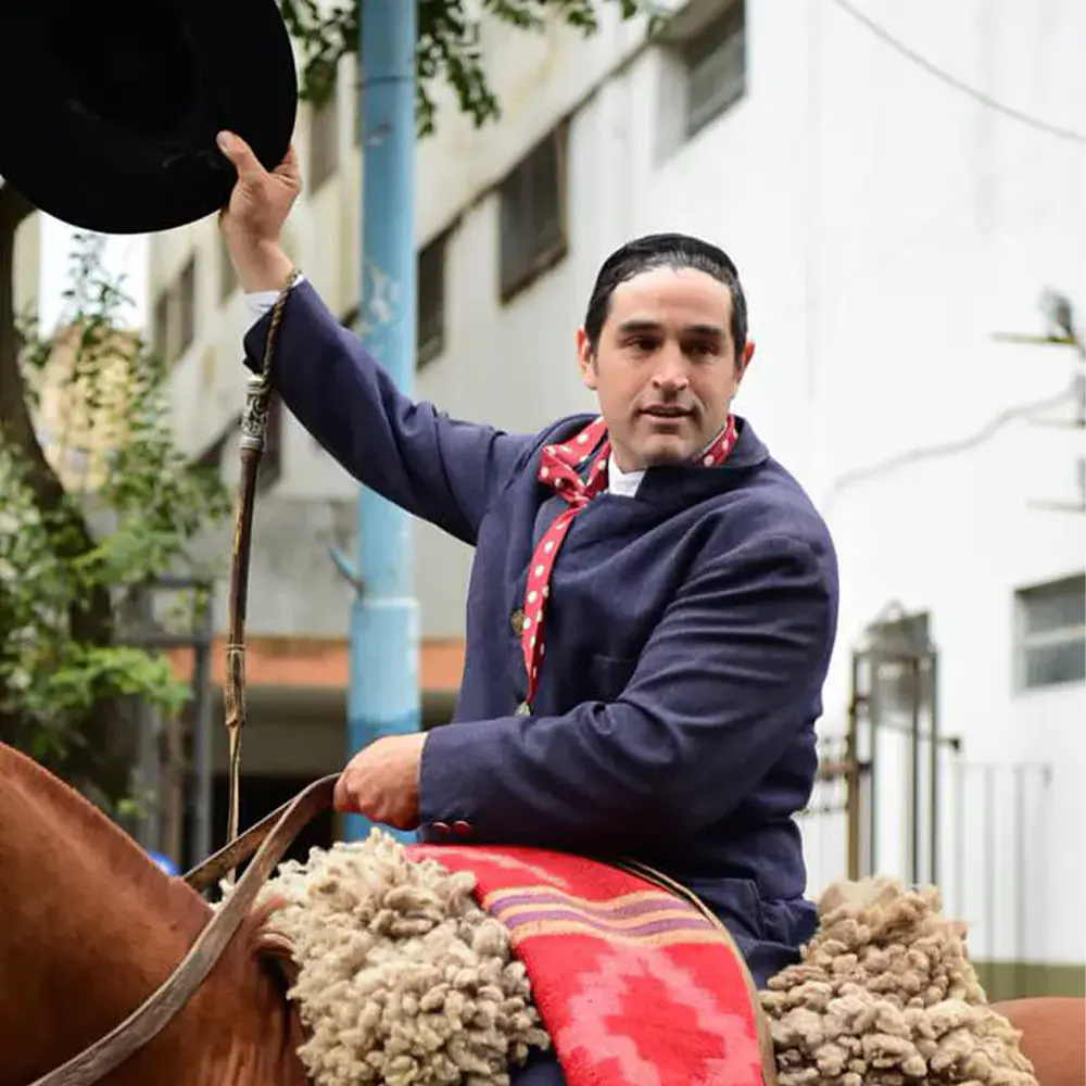 Gaucho saludando al público en desfile sangre criolla edición 2024