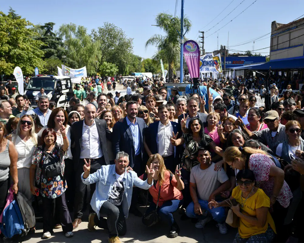 Kicillof junto a vecinos que se acercaron al acto en la ruta 26