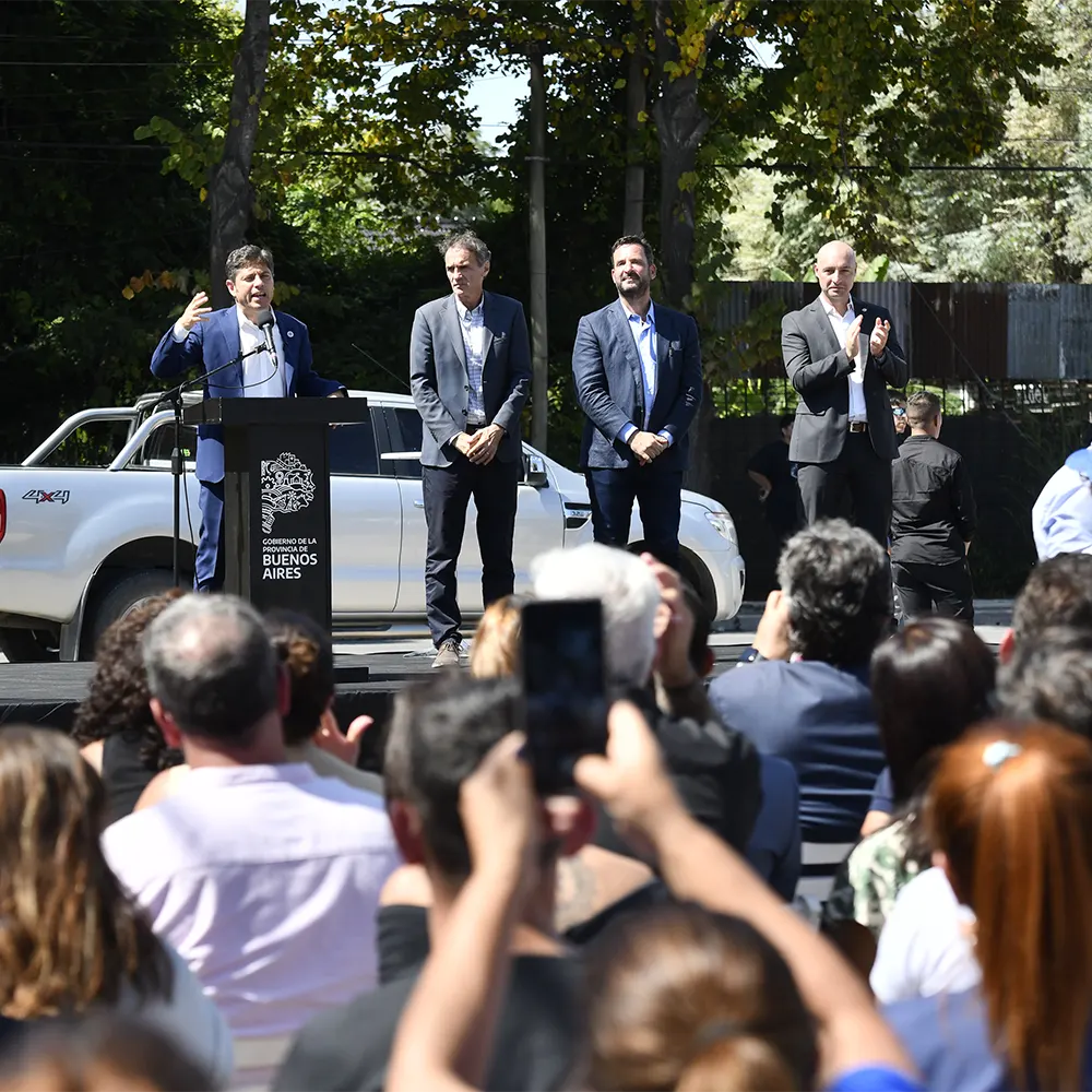 Kicillof habla ante la gente en el acto 