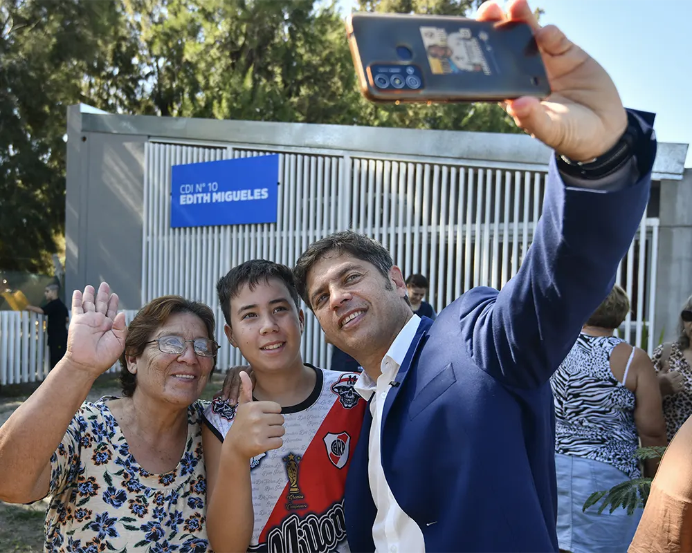 Kicillof se saca una selfie con vecinos