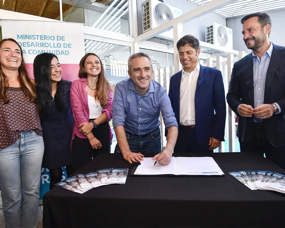 Andrés Larroquefirma un convenio en el nuevo CDI del barrio La Victoria