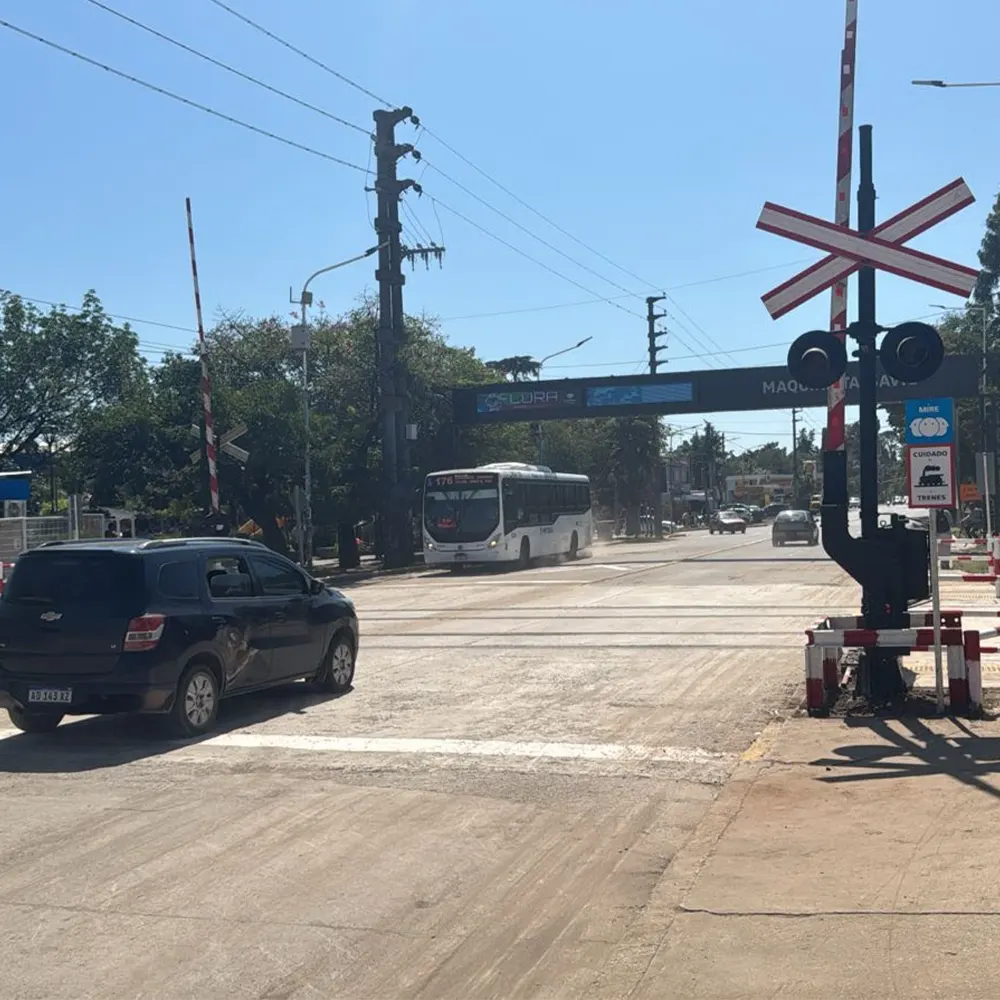 Cruce peatonal y Automovilístico en Maquinista Savio
