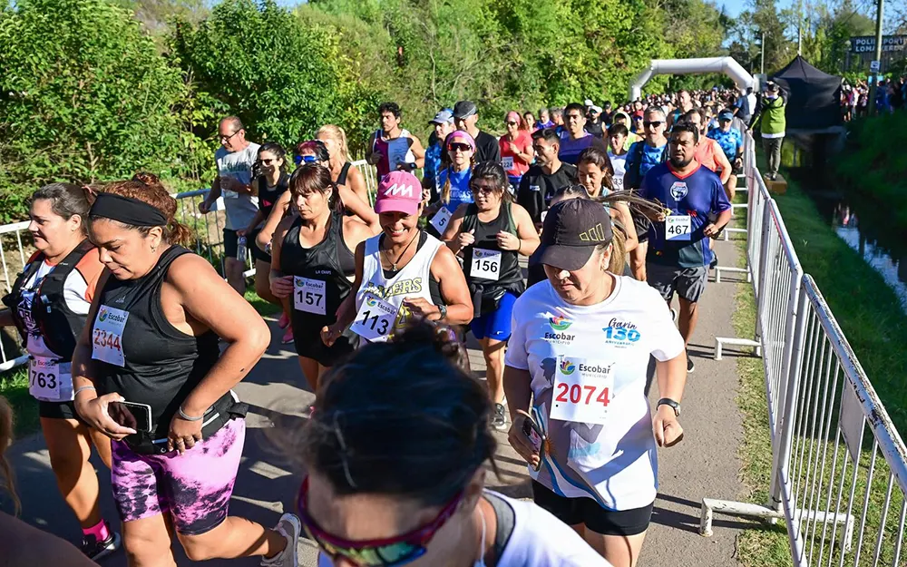 Running Loma Verde 2025 Corredores en la largada del Running Loma Verde 2025