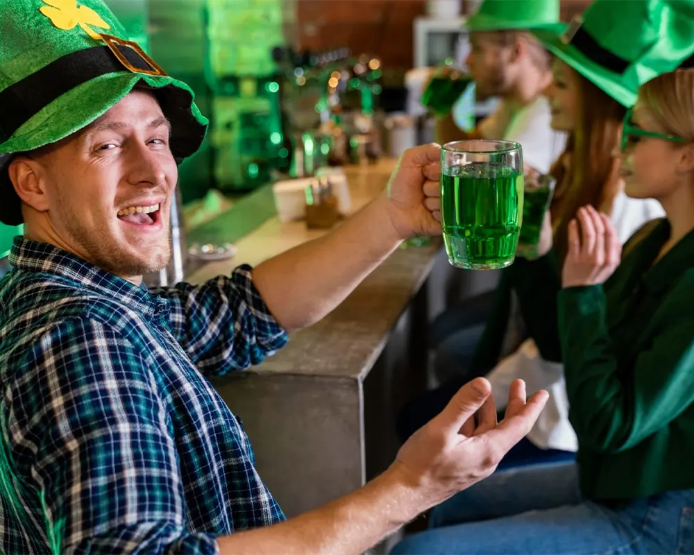 Celebración de San Patricio en un bar