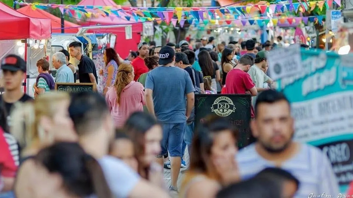 Sabores Rodantes Vecinos que visitaron la festival. de sabores rodantes.