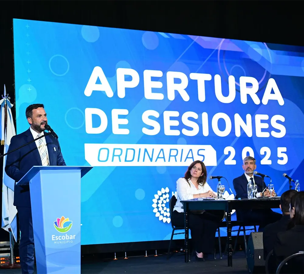 Sujarchuk habla desde el atril ante los concejales e invitados en la apertura de sesiones 2025